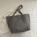 Grand sac cabas en daim gris foncé avec rivets argentés et design seau élégant - Gris