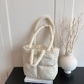 Detailansicht der cremefarbenen gesteppten Puffer-Handtasche mit weichen Doppelgriffen - Weiß