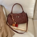 Borsa tote in finto scamosciato marrone scuro con ciondoli retrò a pompon in peluche - Con Ciondolo / caffè