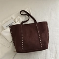 Sac fourre-tout en daim marron foncé avec rivets vintage et grandes bandoulières - Marron