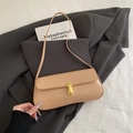 Schicke beige Lackleder-Baguette-Tasche mit glänzendem goldenem Metallverschluss - Khaki