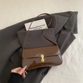 Borsa sottospalla in pelle verniciata marrone con chiusura a capsula dorata - Marrone