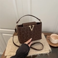 Schicke Handtasche mit Leopardenmuster und goldenem V-Logo auf braunem Material - Braun