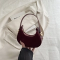Borsa a mezzaluna bordeaux minimalista in pelle opaca con dettagli in metallo dorato - Borgogna