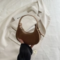 Borsa a mezzaluna in camoscio marrone minimalista con dettagli dorati e cerniera - Cachi