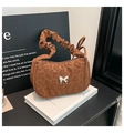 Dettaglio borsa sottobraccio leopardata con farfalla in metallo e manico arricciato - Marrone