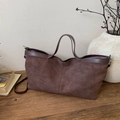 Grande borsa tote marrone opaca in pelle scamosciata su tavolo in legno per ufficio - Marrone