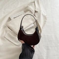 Borsa hobo a mezzaluna marrone scuro in camoscio e pelle con manico sottile - Caffè scuro