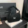 Borsa sottobraccio leopardata nera con fibbia a farfalla argentata e manico arricciato - Nero