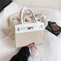 Chic two-tone contrast handbag in white leather and beige straw with gold hardware - White