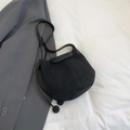 Mattschwarze Beuteltasche mit Lederklappe und dekorativen Kugelanhängern im lässigen Stil - Schwarz