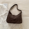 Donkerbruine matte suède hobo tas met verstelbare riem en zilveren metalen gesp - Zonder Hanger / Bruin