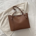 Borsa tote retrò in pelle marrone con logo dorato e tracolla regolabile - Marrone