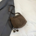 Dunkelbraune matte Wildleder-Beuteltasche mit Kordelzug und weichen Anhängern - Braun