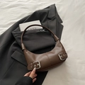Minimale bruine lederen hobo-tas met zilveren gespen op een grijze blazer - Bruin