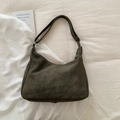 Donkergroene matte suède Hobo tas met verstelbare riem op witte beddengoed achtergrond - Zonder Hanger / Groen