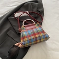 Borsa a mano retrò a quadri multicolore con manico e tracolla rossa su una giacca blazer - Rosso