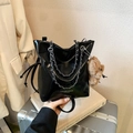 Schicke glänzende schwarze Beuteltasche mit Silberkette und kleinem Bärenanhänger Design - Mit Anhänger / Schwarz