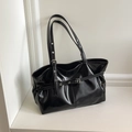 Borsa tote in vernice nera lucida con occhielli in metallo e tracolla regolabile - Nero