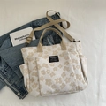 Borsa tote in tela color crema con stampa floreale e tracolla su giacca denim - Cachi