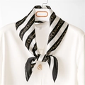 Elegante foulard di seta a righe bianche e nere con motivi a catena d'oro su camicia bianca - 70x70cm / Nero