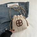 Sac seau tissé crème chic avec logo AB en cuir marron et bandoulière à cordon de serrage - Blanc Cassé