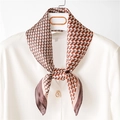 Foulard di seta retrò con motivi geometrici marroni e bianchi annodato su una camicia - 70cmx70cm / Rosso Ruggine