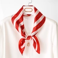 Dettaglio di un foulard di seta a righe bianche e rosse con motivo a catena su camicia - 70x70cm / Rosso