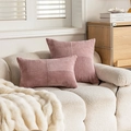 Fundas de cojín de pana rosa en formas cuadrada y lumbar sobre un sofá acogedor - Solo Funda de Almohada / Rosa Elegante