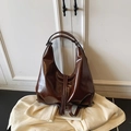 Chic coffee brown hobo bag in glossy faux leather with a vintage slouchy texture - No Pendant / Brown