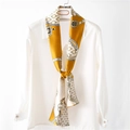 Élégant foulard en soie doré à motif chaîne vintage avec un chemisier blanc à manches - 14x145cm / Jaune