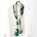 Écharpe rétro en soie vert émeraude à motif géométrique sur une chemise blanche - 14x145cm / Vert