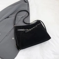 Grande borsa tote in pelle scamosciata nera con fibbie dorate e tracolla regolabile - Nero