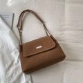Detail of caramel leather handbag featuring silver metal buckle and chain shoulder strap - Brown No Pendant
