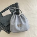 Sac à bandoulière bleu clair avec cordon, nœud argenté et texture plissée chic - Bleu