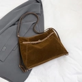 Grande borsa tote in pelle scamosciata marrone scuro con cinturini in pelle e fibbie - Marrone