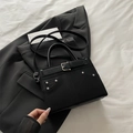Sac fourre-tout noir en similicuir avec rivets argentés et détail de boucle décorative - Noir
