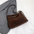 Borsa tote in camoscio testa di moro con fibbia dorata e tracolla su blazer grigio - Marrone