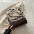 Glänzende kaffeebraune Zylindertasche mit goldenem FASHION-Schriftzug auf weißem Blazer - Lackoberfläche (WX405) / Braun