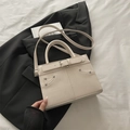 Grand sac à bandoulière beige chic avec sangle décorative et clous argentés - Blanc