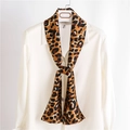 Elegante foulard sottile in seta con stampa leopardata annodato su una camicia bianca formale - 14x145cm / Caffè scuro