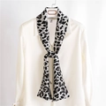 Elegante sciarpa stretta in seta con stampa leopardata annodata su una camicia - 14x145cm / Grigio