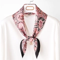 Pañuelo de seda con estampado paisley rojo y borde negro en cuello de camisa - Negro