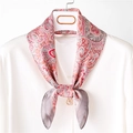 Primer plano de pañuelo de seda paisley en camisa blanca con hebilla de perla dorada - Gris