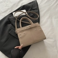 Grand sac cabas kaki avec design de poche denim et bandoulière réglable - Khaki