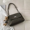 Dettaglio della borsa shopper grigio scuro con catena, serratura in metallo e charm orsetto - Grigio Con Pendente