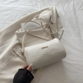 Sac Boston cylindrique blanc tressé avec lettrage doré et fine bandoulière élégante - Texture Tissée (WX405) / Blanc Tissé