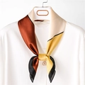 Elegante foulard in seta con motivi geometrici color block su una camicia bianca - Giallo Caramello