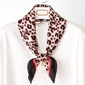 Pañuelo de seda con estampado de leopardo y elegante hebilla de perla en camisa blanca - Beige Negro Rojo