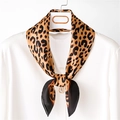 Pañuelo cuadrado de seda clásico con estampado de leopardo en cuello de camisa blanca - Negro Champaña